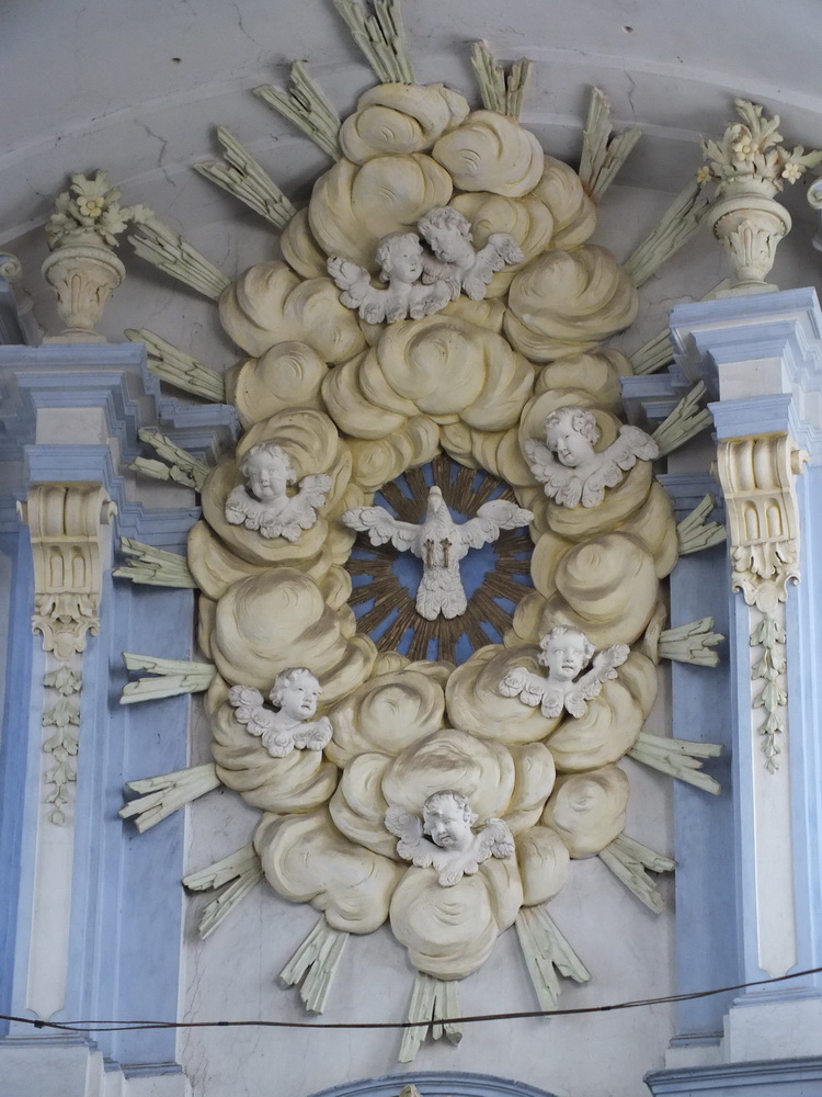 Обилие композиций из лепнины очень характерно для виленскго барокко
