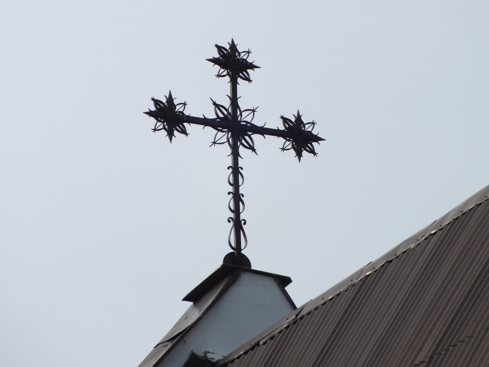 Удивительно ажурные кованые кресты украшают собор