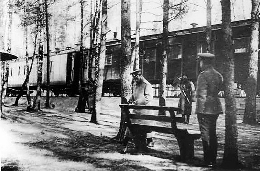 Государь Император Николай II возле «царского» поезда на территории Ставки Верховного Главнокомандующего