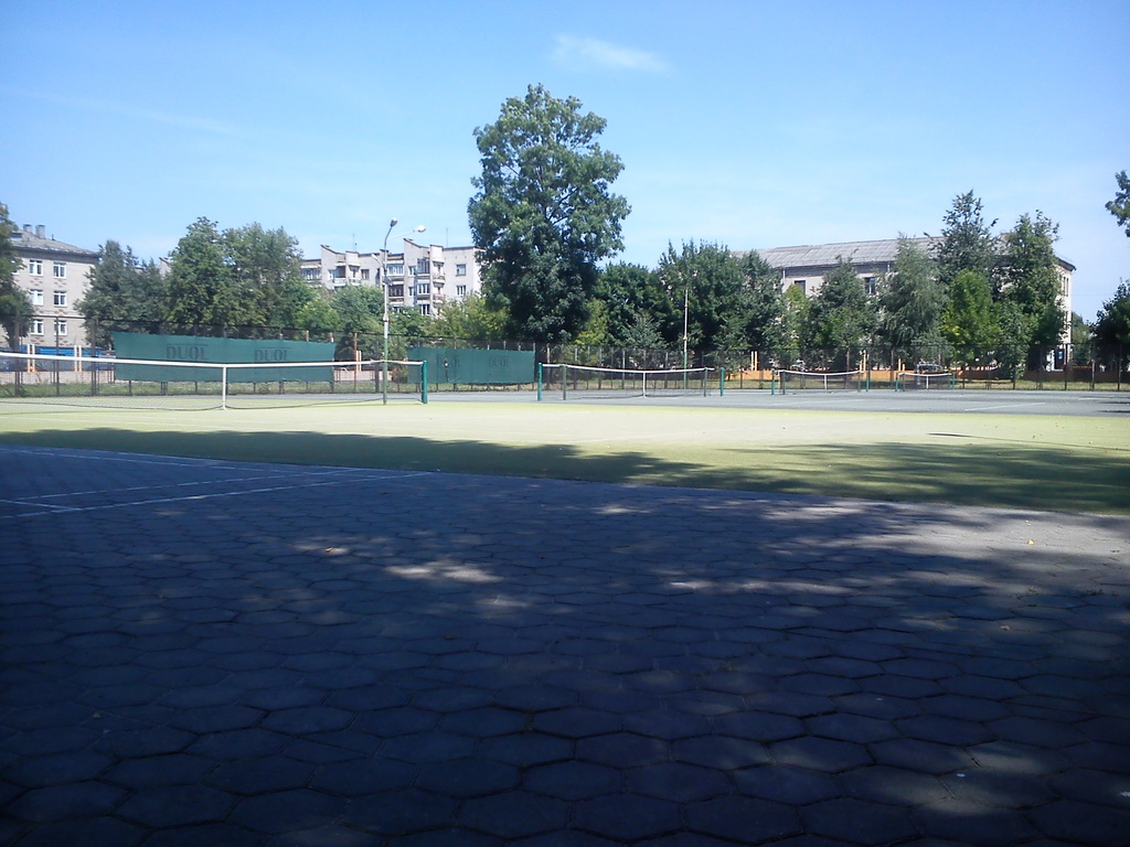 Теннисные корты Молодой парк